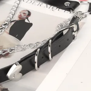 Cintura a catena da vita gotica punk in pelle nera con ciondoli a cuore in metallo