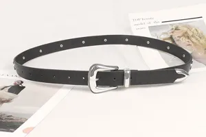 Detailansicht eines schwarzen Kunstlederguertels im Vintage-Y2K-Stil mit Silber