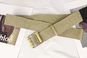 Nahaufnahme eines Vintage-Strohgürtels mit quadratischer Bambusschnalle und elastischem Band