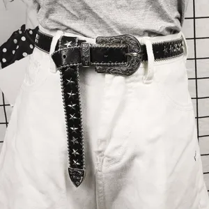Detailaufnahme eines schwarzen Punk-Gürtels mit Sternnieten und Western-Metallschnalle