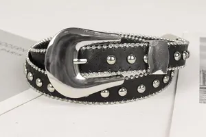 Detailansicht eines schwarzen Ledergürtels im Punk-Stil mit Nieten und Metallschnalle