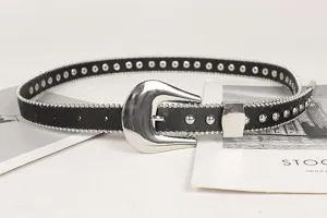 Detailansicht der silbernen Metallschnalle und Nieten auf dem schwarzen Punk-Ledergürtel