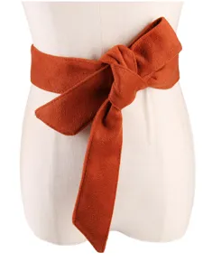 Detailaufnahme eines dunkelorangen Wollfilzgürtels, als Schleife an Mannequin gebunden