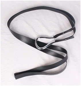 Vue détaillée d'une ceinture noire pour femme avec une grande boucle en fer à cheval argentée