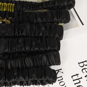 Detailansicht eines schwarzen elastischen Taillengürtels mit gerüschter Textur