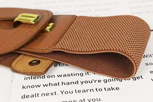 Gros plan détaillé d'une ceinture élastique marron avec texture tissée et métal