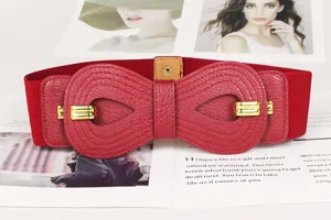 Gros plan détaillé d'une ceinture élastique rouge large avec boucle en forme de nœud