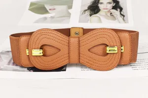 Gros plan d'une ceinture élastique marron avec boucle en similicuir en forme de nœud