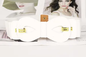 Détail d'une large ceinture élastique blanche avec boucle décorative en nœud