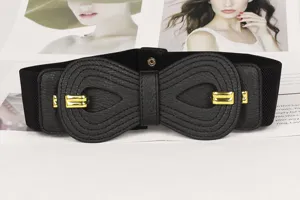 Gros plan d'une ceinture élastique noire dotée d'une boucle décorative en forme de nœud élégant.