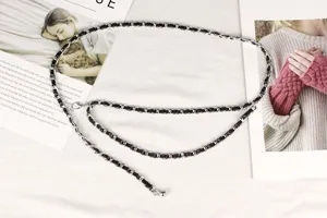Détail d'une ceinture chaîne tissée chic à double couche argent et noir pour robes