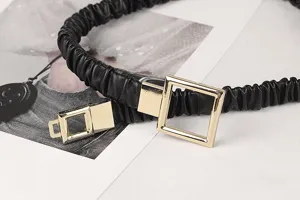 Detailansicht des schwarzen, elastischen, gerüschten Gürtels mit goldener Schnalle