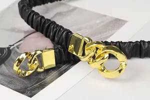 Detailansicht Damen elastischer Taillengürtel in Schwarz mit Falten und goldener Kettenschnalle