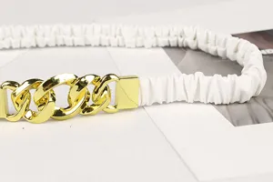Detailansicht eines weißen elastischen Damengürtels mit einer dekorativen goldenen Kettenschnalle