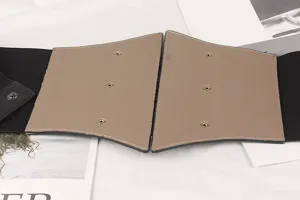 Gros plan détaillé d'une large ceinture corset élastique avec panneau en similicuir brun