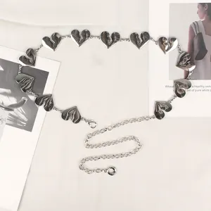 Elegante zilveren metalen hartvormige taillekettingriem als accessoire voor jurken