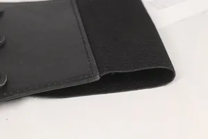 Détail en gros plan d'une large ceinture élastique noire avec texture cuir