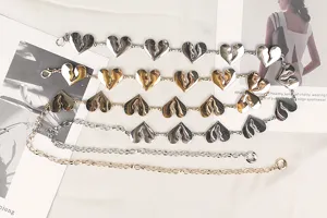 Detail van metalen hartvormige taillekettingen in zilveren en gouden tinten