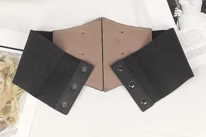 Vue détaillée d'une large ceinture élastique avec des empiècements cuir marron