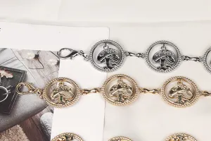 Vista dettagliata di catene in metallo oro e argento con ciondoli a forma di fungo