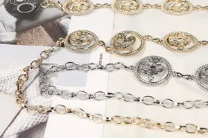 Vista dettagliata delle catene da vita in metallo oro e argento con ciondoli a fungo.
