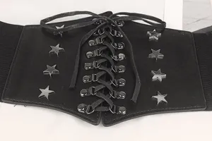 Gros plan d'une large ceinture corset élastique noire avec laçage et étoiles d'argent.
