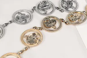 Vista macro dettagliata di catene da vita in metallo oro e argento con ciondoli a fungo