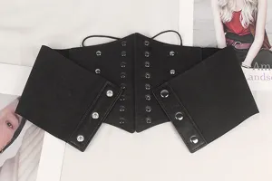 Gros plan sur une large ceinture élastique noire avec rivets et texture extensible.