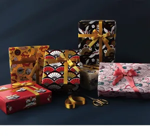 Gros plan d'un papier cadeau de style chinois haut de gamme avec motifs de dragons et de grues.
