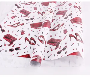 Gros plan sur un papier cadeau élégant avec des motifs d'accessoires rouges