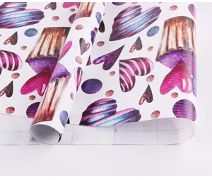 Détail macro d'un rouleau de papier cadeau épais avec motif cupcake et cœur cartoon
