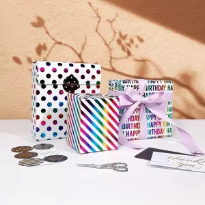 Kleurrijk cadeaupapier set met regenboog stippen en strepen voor verjaardagsfeestjes