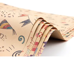 Detailopname van milieuvriendelijk kraftpapier met feestelijke muzieknootmotieven