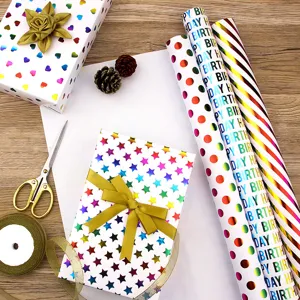 Gekleurde regenboog metallic inpakpapier rollen met sterren, harten en streep patronen