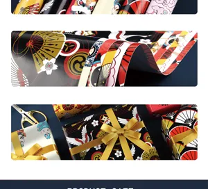 Détail du papier cadeau de style chinois avec des motifs de grues et d'éventails