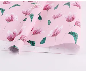 Détail du papier cadeau floral rose avec des lignes de grille pratiques au verso