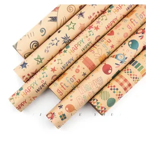 Detailopname van kraft inpakpapier met kleurrijke muzieknoten en verjaardagspatronen.