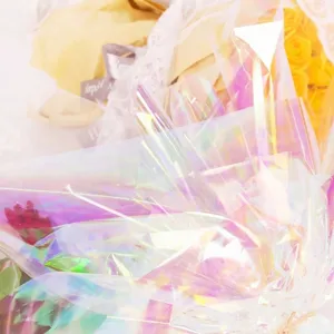 Detailopname van iriserende holografische bloemenfolie met regenboogreflectie