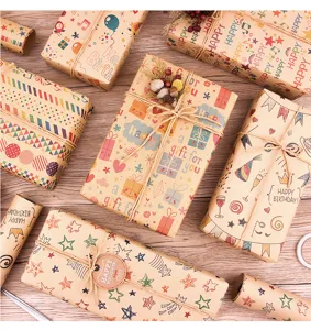 Selectie kraftpapierrollen met feestelijke ster- en muzieknootpatronen op houten ondergrond