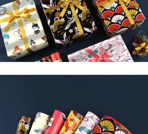 Vue détaillée du papier cadeau de style chinois avec motifs de dragons et de grues