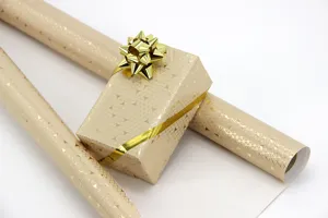 Vue détaillée de ce papier cadeau doré avec motif géométrique de petits triangles