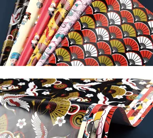 Vue détaillée de papier cadeau de style chinois avec des motifs de grues et d'éventails