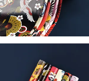 Vue détaillée d'un papier cadeau de style chinois avec des motifs de dragon et de grue