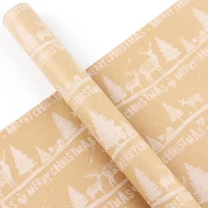 Détail en gros plan d'un papier cadeau kraft brun avec motifs de rennes et sapins