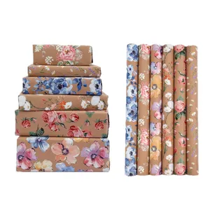 Detaillierte Ansicht verschiedener floraler Kraftpapierrollen und verpackter Geschenkboxen