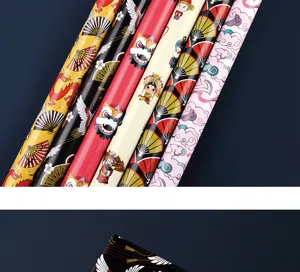 Gros plan de rouleaux de papier cadeau chinois avec des motifs de dragon et danse du lion