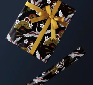 Gros plan sur du papier cadeau de style chinois avec des motifs de grues et d'éventails
