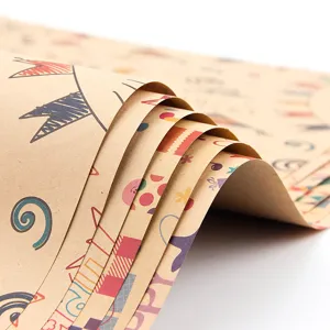 Vintage kraft inpakpapier met kleurrijke muzieknoten en mooie feestelijke patronen
