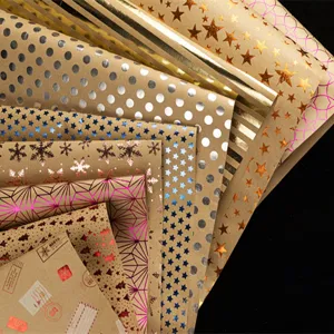 Papier cadeau kraft vintage avec dorure à chaud et motifs variés pour les fêtes