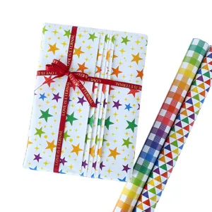 Buntes geometrisches Geschenkpapier mit Sternen- und Karomuster und roter Schleife